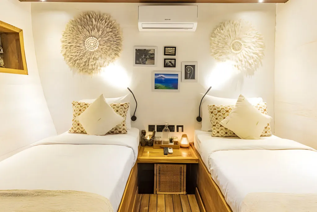 mentawais-surf-boat-charter/cabins/double_twin_cabin_lower_deck/1.webp