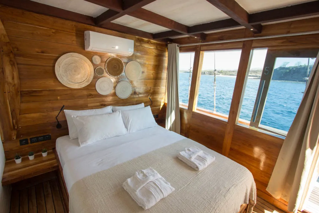 mentawais-surf-boat-charter/cabins/double_twin_cabin_upper_deck/1.webp